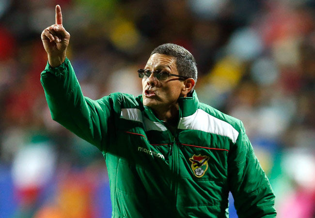 El entrenador de Bolivia, Mauricio Soria, da instrucciones a sus jugadores durante el partido México-Bolivia. Foto: EFE