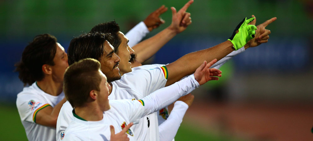 Los jugadores de la selección boliviana celebran el tercer gol conseguido ante Ecuador. Foto: EFE