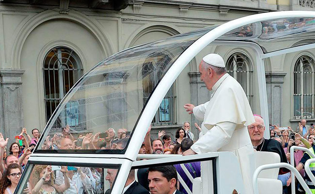 El papa Francisco saluda durante un recorrido por Turín, Italia. Foto: EFE