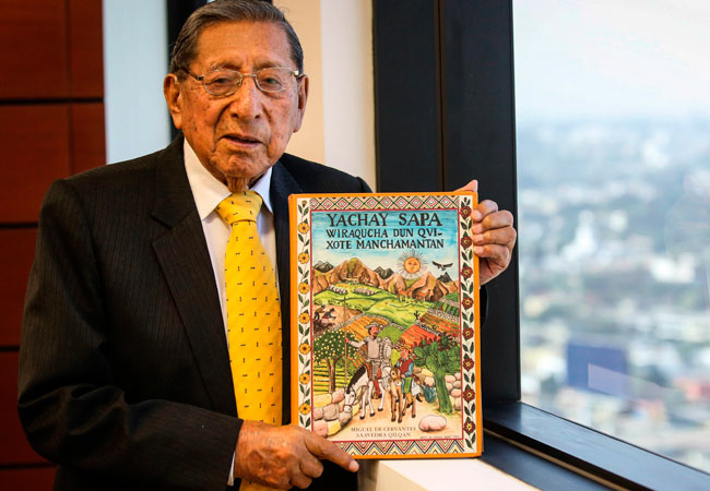 Demetrio Tupac Yupanqui, profesor de lengua quechua, junto a un ejemplar de "Don Quijote de La Mancha" en lengua quechua. Foto: EFE