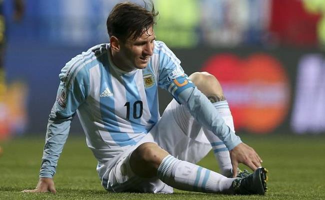 Lionel Messi está a una amarilla de no jugar la final. Foto: EFE