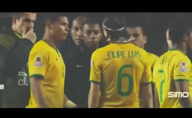 Thiago Silva hablando con sus compañeros. Foto: Youtube