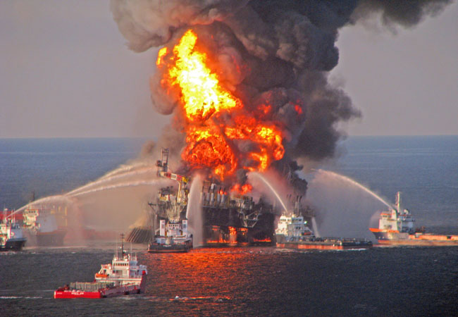Imagen del año 2010, que muestra equipos tratando de apagar el incendio del vertido de petróleo desde la plataforma Deepwater Horizon, en el Golfo de México. Foto: EFE