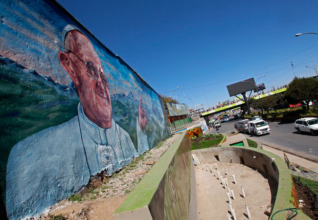 Mural del papa Francisco, en la zona de "La Ceja", El Alto, por donde pasará Francisco en su descenso hacia La Paz. Foto: EFE
