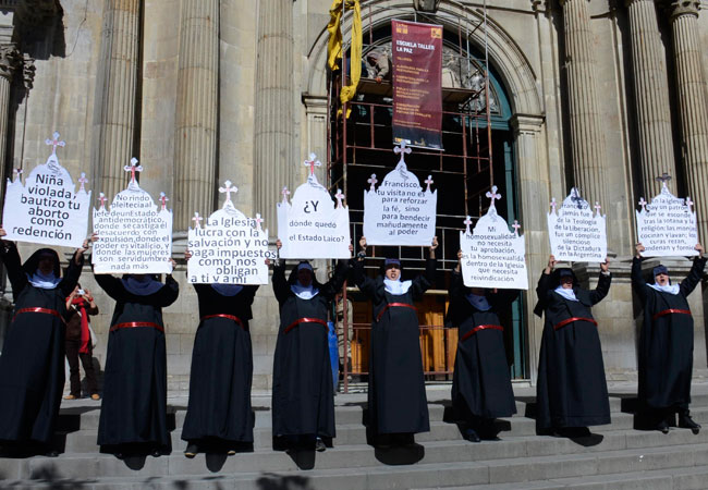 Activistas del grupo Mujeres Creando se manifiestan en las puertas de la catedral de La Paz. Foto: ABI