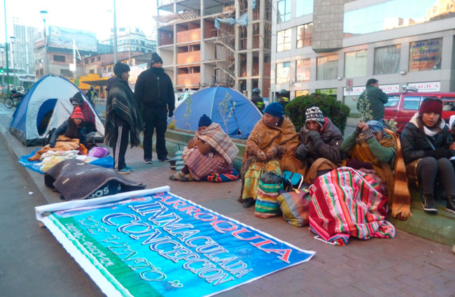 Pese al frío, fieles se instalaron en vías por las que recorrerá el papa Francisco entre las ciudades de La Paz ye El Alto. Foto: ABI