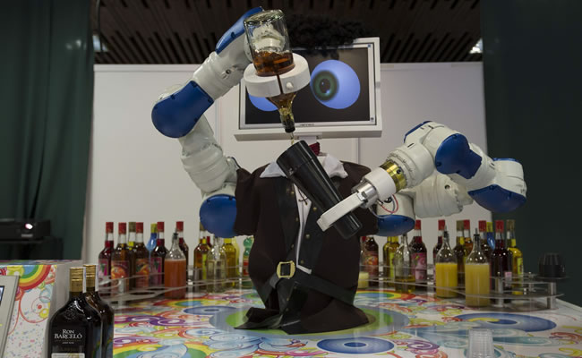 Robots camareros o limpiadores entran a la cotidianidad. Foto: EFE