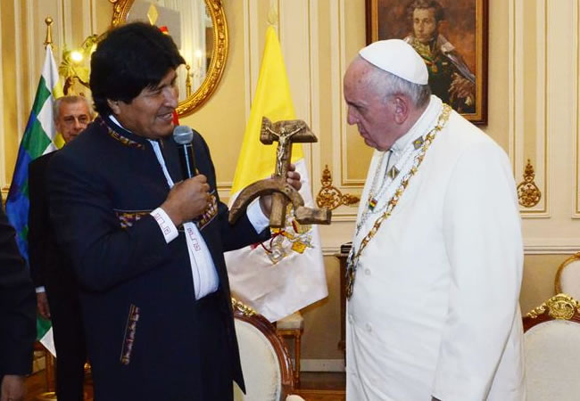 Bolivia defiende el "crucifijo comunista" dado al papa Francisco. Foto: EFE