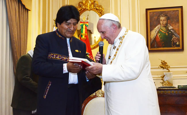 Presidente Morales distingue al Papa con el Cóndor de los Andes. Foto: ABI