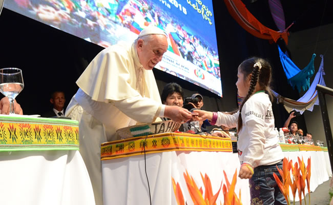 El papa Francisco compartió siempre con los niños en su vista a Bolivia. Foto: ABI