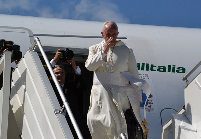 El papa Francisco se despide del pueblo boliviano, antes de partir hacia Paraguay. Foto: ABI