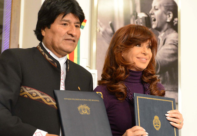 Cristina Fernández, presidenta de Argentina y Evo Morales, presidente de Bolivia, firman acuerdos en diferentes asuntos. Foto: ABI