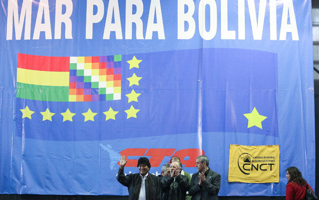 El presidente Evo Morales (i), participa en un acto en Buenos Aires (Argentina) que reclamó un "Mar para Bolivia". Foto: EFE