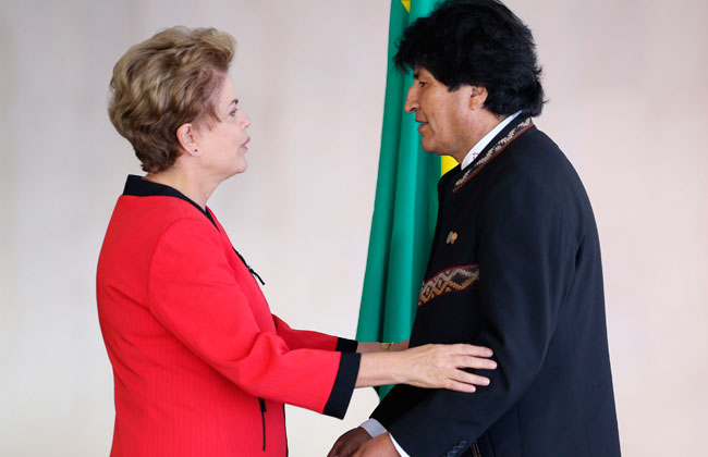 La mandataria brasileña Dilma Rousseff (d) recibe su homólogo de Bolivia Evo Morales (i) para la reunión del bloque Mercosur en el Palacio del Itamaraty en Brasilia (Brasil). Foto: EFE