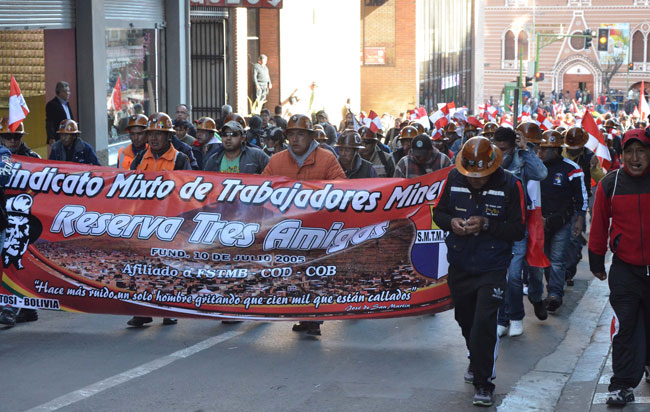 Marcha de mineros en apoyo de las demandas de Comcipo por céntricas calles de la ciudad de La Paz. Foto: ABI