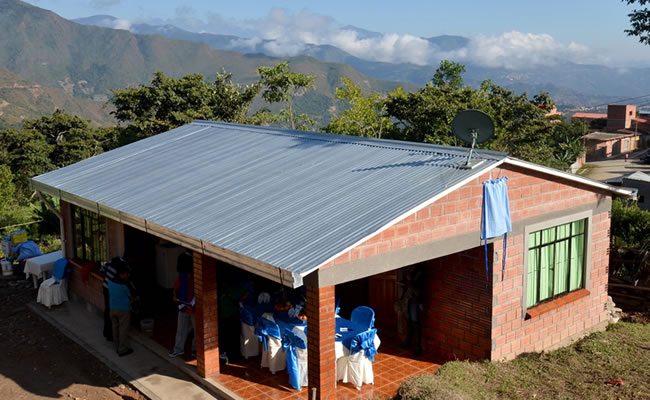 Se entregaron 49 viviendas sociales a los pobladores del municipio de Irupana. Foto: ABI