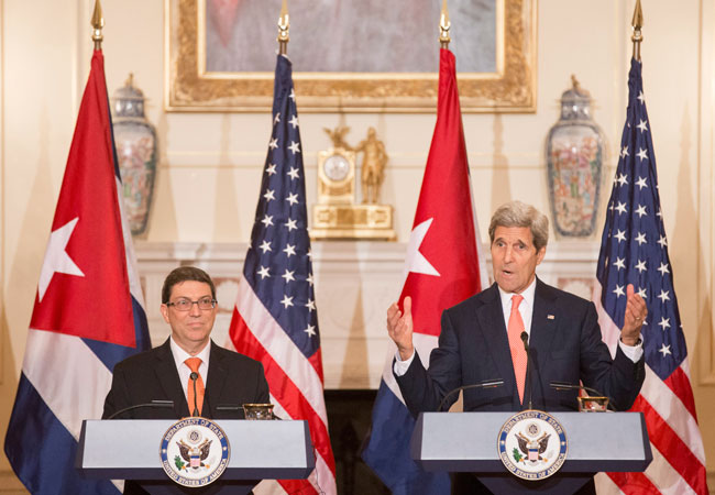 El secretario de Estado de EE.UU., John Kerry (d), y el ministro cubano de Relaciones Exteriores, Bruno Rodríguez (i), en una rueda de prensa. Foto: EFE