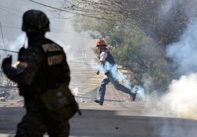 Choque entre mineros y policías en una protesta del Comité Cívico de Potosí en la ciudad de La Paz. Foto: ABI