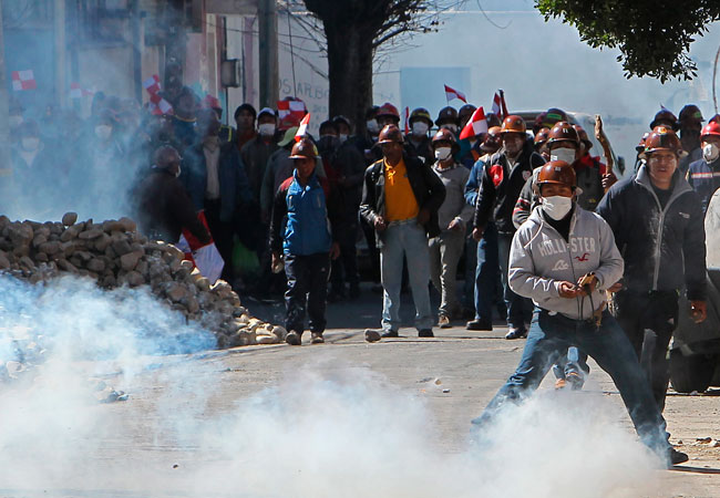 La Paz: Mineros se enfrentan con policías durante una protesta en apoyo a las demandas de Comcipo. Foto: EFE