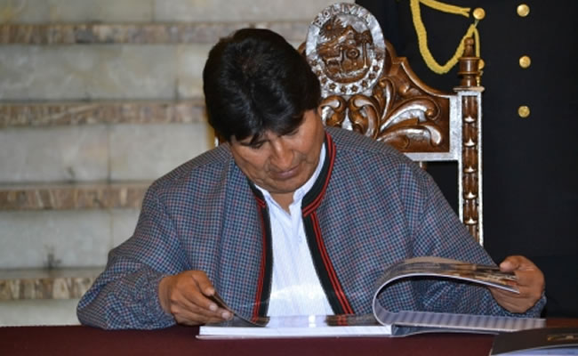 El presidente Evo Morales revisa el proyecto de teleférico para La Paz. Foto: ABI