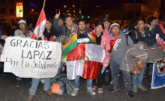 Manifestantes de Comcipo se despiden de la ciudad de La Paz antes de retornar a Potosí. Foto: ABI