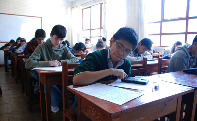 Estudiantes rinden examen en la Oimpiada Científica Estudiantil Plurinacional. Foto: ABI