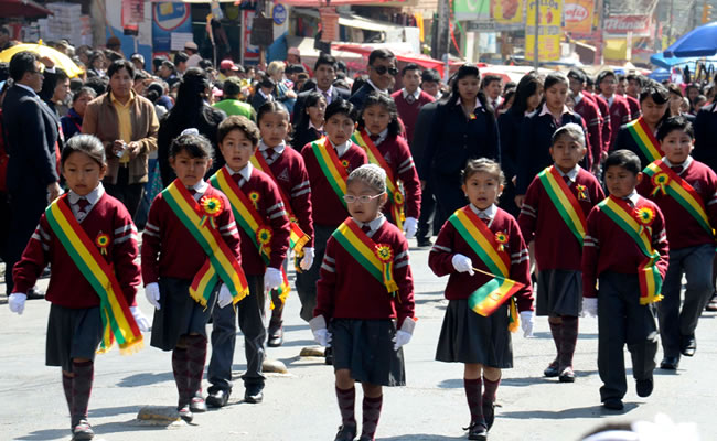 Desfile de niños en La Paz por fiestas patrias. Foto: ABI