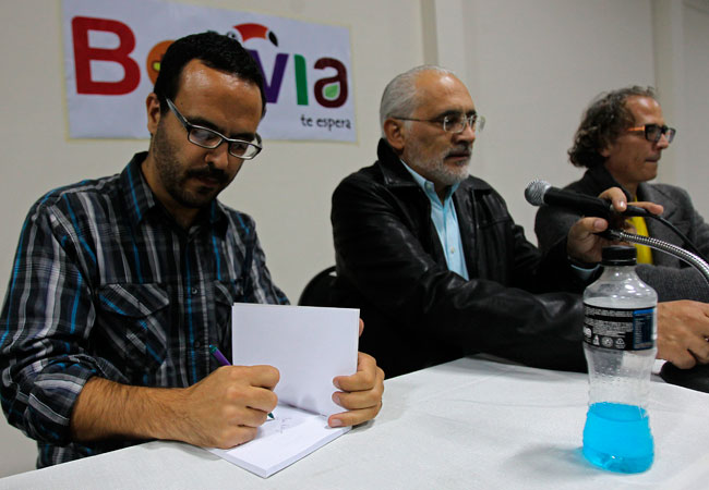 El escritor Rodrigo Hasbún (i), el expresidente Carlos Mesa (c) y el director de cine Juan Carlos Valdivia (d) durante un diálogo en la FIL La Paz. Foto: EFE