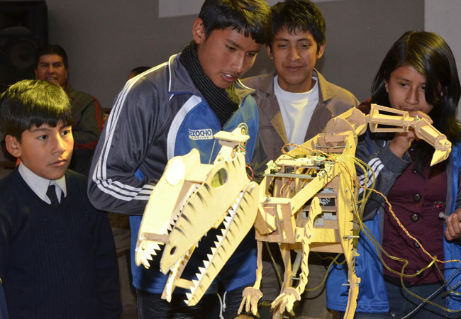 Estudiantes presentan sus proyectos en la Olimpiada Científica. Foto: ABI