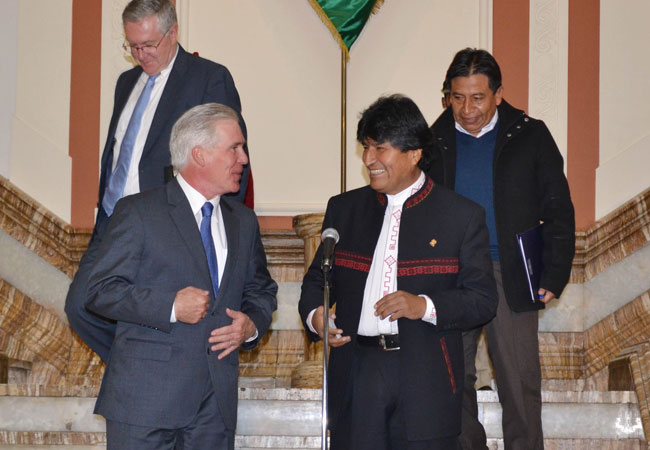 El presidente Evo Morales junto al Encargado de Negocios de Estados Unidos en Bolivia, Peter Meyer Brennan, tras una reunión en Palacio de Gobierno en la ciudad de La Paz. Foto: ABI