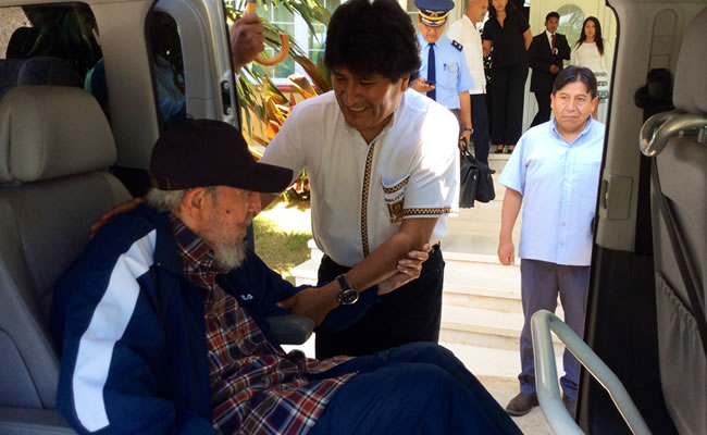 Fidel Castro y Nicolás Maduro sorprenden a Evo Morales. Foto: ABI