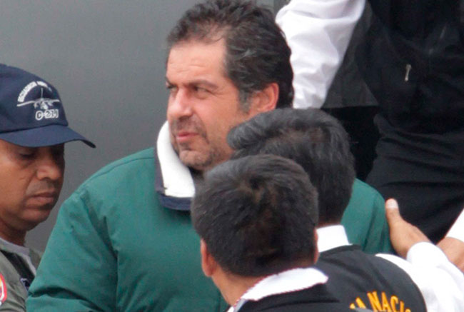 El empresario Martín Belaunde Lossio (c) en su arribo a Lima, Perú, tras ser extraditado por Bolivia en mayo pasado. Foto: EFE