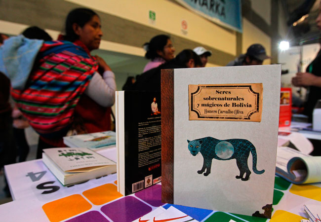 Libro "Seres sobrenaturales y mágicos de Bolivia" del escritor boliviano Homero Carvalho. Foto: EFE