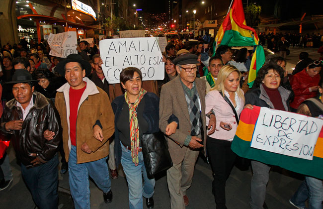 La periodista de la cadena Erbol, Amalia Pando, participa en una protesta junto a dirigentes y centenares de personas. Foto: EFE