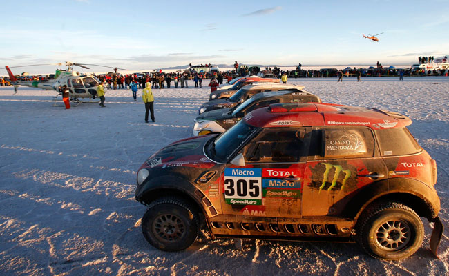 Paso de competidores del Rally Dakar por el Salar de Uyuni en enero de este año. Foto: EFE