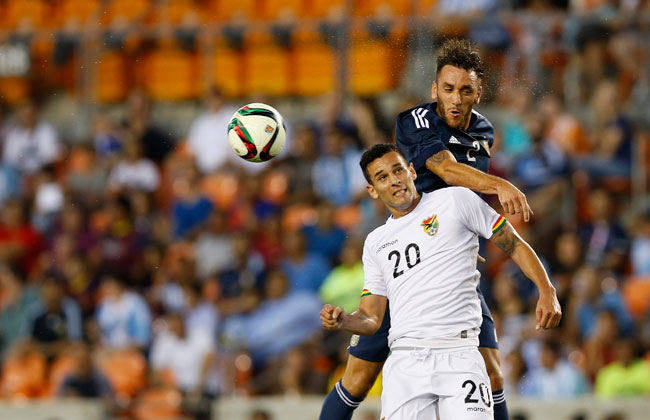 El jugador Alejandro Melean (i) de Bolivia disputa el balón con Gonzalo Rodríguez de Argentina (d). Foto: EFE