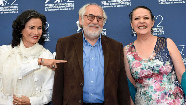 El director mexicano, Arturo Ripstein (c), posa junto a las actrices Patricia Reyns Spindola (i) y Nora Velázquez (d) durante el pase gráfico de la película "La calle de la Amargura" en Venecia. Foto: EFE