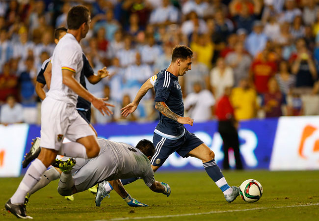Messi anota en el partido amistoso entre las selecciones de Bolivia y Argentina. Foto: EFE