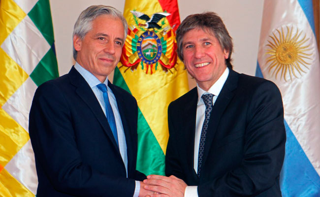 El vicepresidente argentino, Amado Boudou (d), es recibido por su colega boliviano, Álvaro García Linera (i). Foto: EFE