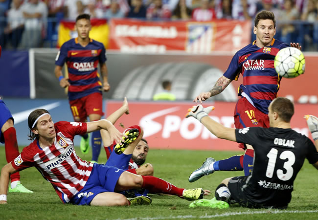El delantero argentino del FC Barcelona, Leo Messi (2d), golpea el balón ante los jugadores del At. de Madrid. Foto: EFE