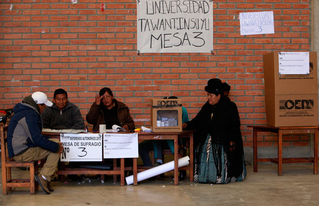Jurados electorales esperan la participación de la población en una de las mesas instaladas, durante el referendo por los estatutos autonómicos. Foto: ABI