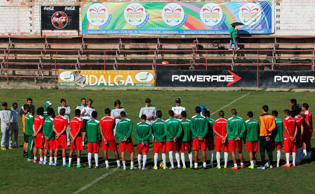 Jugadores de la selección boliviana de fútbol en el primer entrenamiento de cara al inicioa de las eliminatorias. Foto: EFE