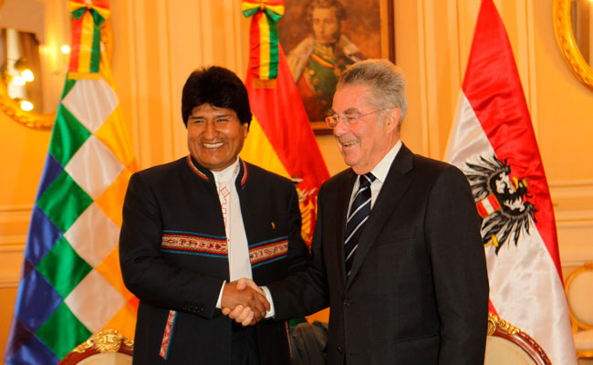 El presidente de Bolivia, Evo Morales (i), posa con su homologo de Austria, Heinz Fischer (d), en Palacio de Gobierno en la ciudadd de La Paz. Foto: EFE