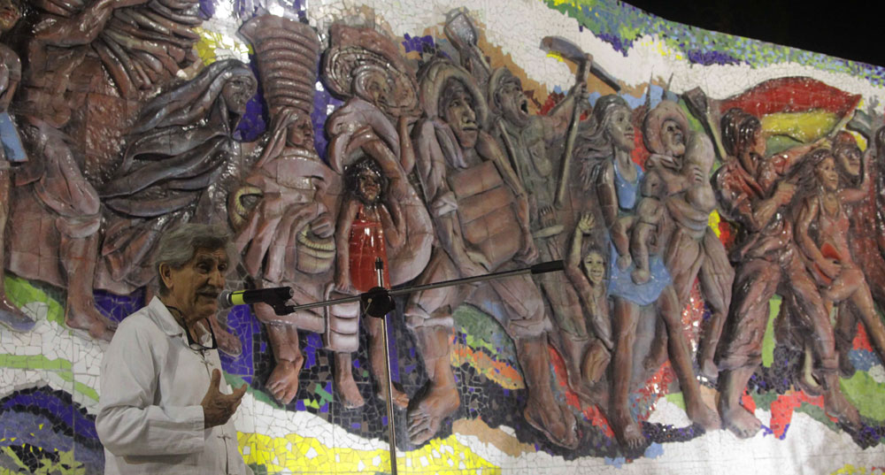 El artista Lorgio Vaca presenta el mural en el parque El Arenal. Foto: ABI