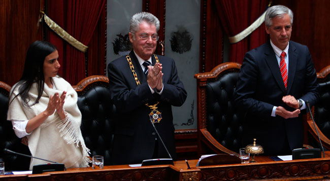 El presidente de Austria, Heinz Fischer (c) fue homenajeado por el parlamento boliviano. Foto: EFE