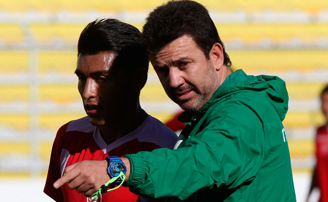 El técnico de la selección boliviana, el exjugador Julio César Baldivieso, da instrucciones al delantero Rudy Cardozo en una de las prácticas de su equipo en La Paz. Foto: EFE