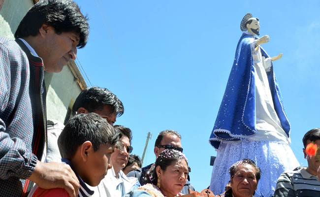 Evo Morales pide por el papa Francisco en su natal Orinoca. Foto: ABI