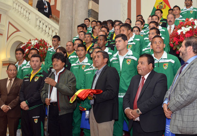 El presidente Evo Morales, recibió este martes a jugadores, técnicos y dirigentes de la Selección Boliviana de Fútbol. Foto: ABI