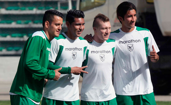 Los jugadores Jhasmani Campos (i), Rudi Cardozo (2i), Alejandro Chumacero (2d) y Sebastián Gamarra (d) de la selección boliviana. Foto: EFE