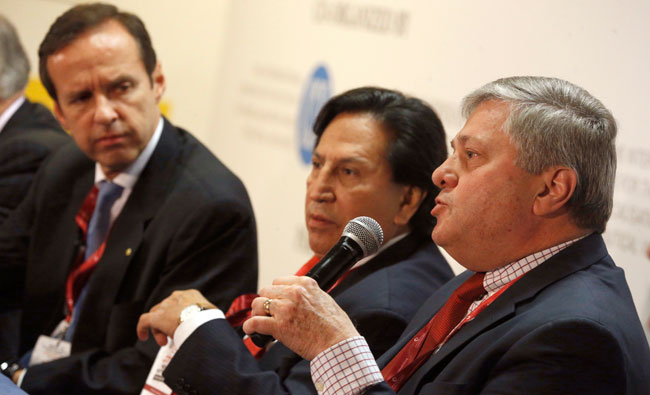 El padre del opositor encarcelado en Venezuela, Leopoldo López (d), el expresidente de Perú, Alejandro Toledo (c), y el expresidente de Bolivia, Jorge Tuto Quiroga (i). Foto: EFE